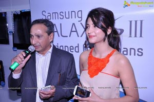 Shruti Haasan launches The Best Selling Smartphone of 2012 Samsung Galaxy SIII in Hyderabad