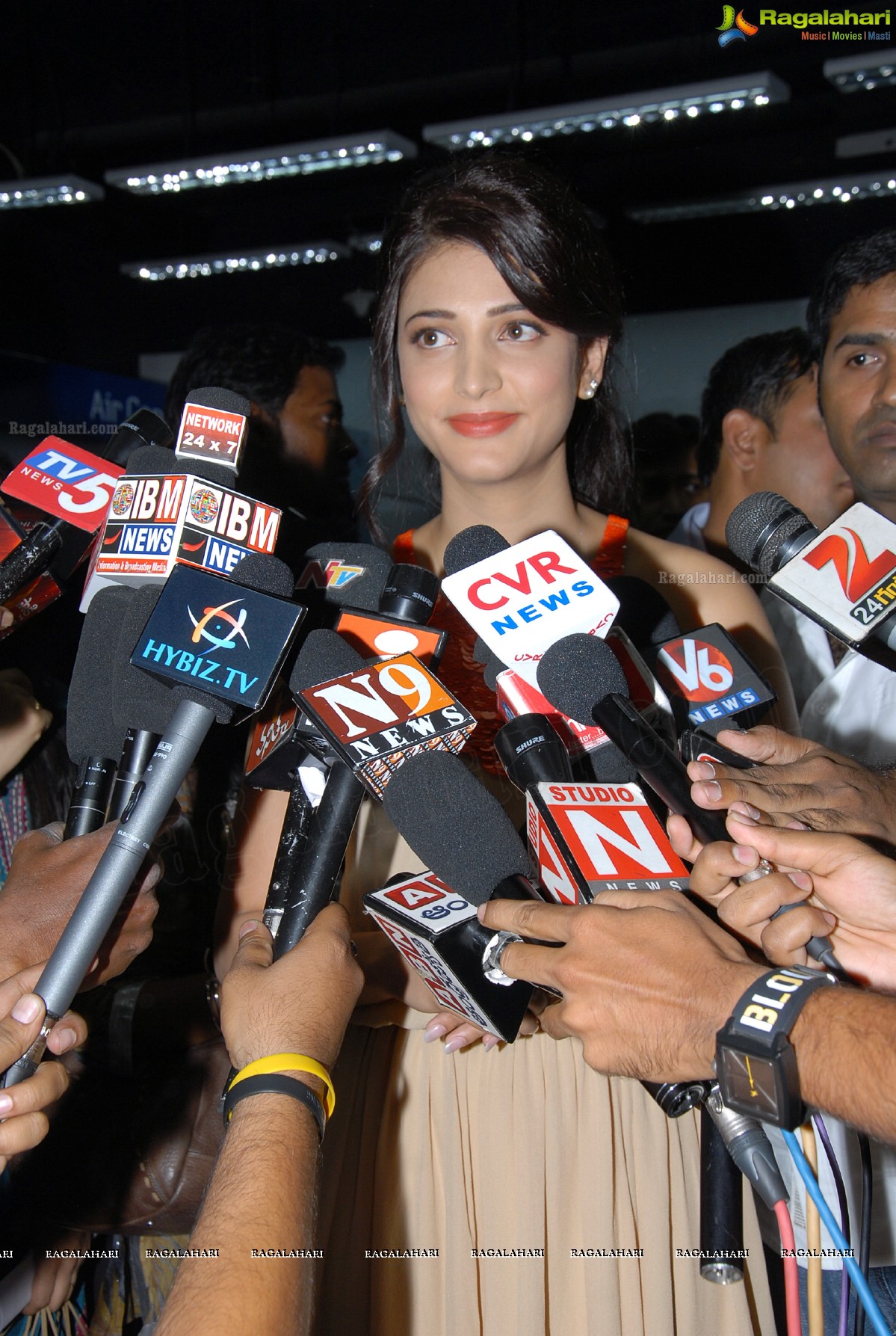 Shruti Haasan Launches Samsung Galaxy S3 in Hyderabad