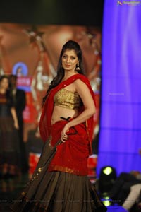 Hot and Spicy SIIMA 2012 Fashion Show