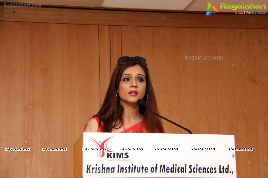 Amita Piyush Motwani,  Mrs India International 2013 addresses Breast Cancer Support Group