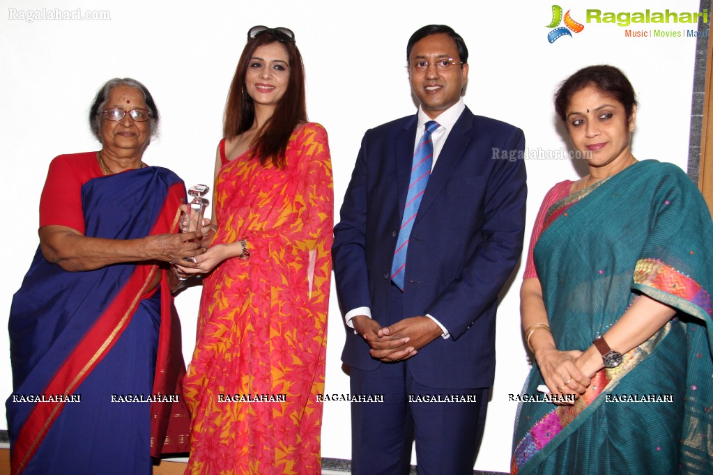 Amita Piyush Motwani,  Mrs India International 2013 addresses Breast Cancer Support Group