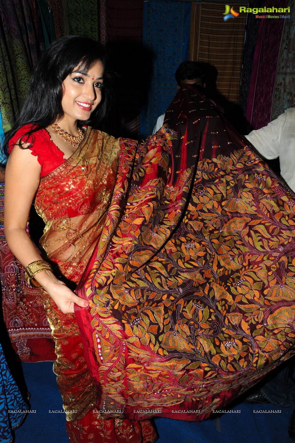 Madhavi Latha inaugurates National Silk Expo at Sri Sathya Sai Nigamagamam, Hyderabad