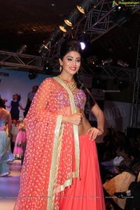 Shriya Saran at Passionate Fashion Show