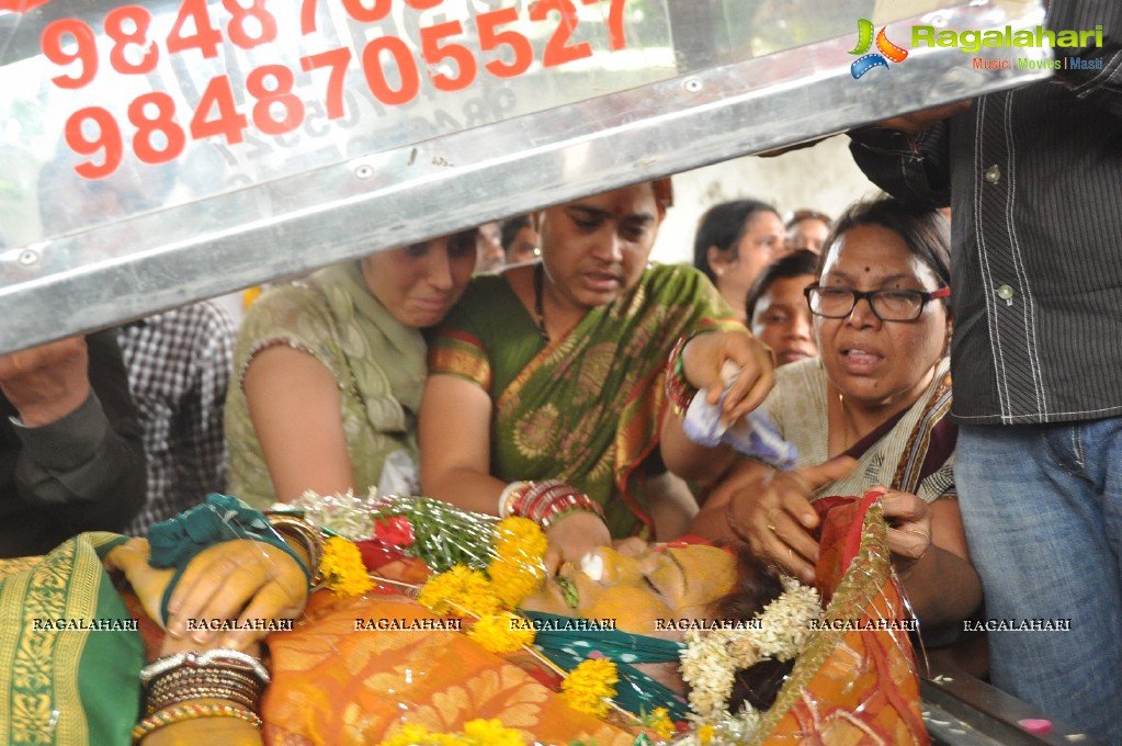 Celebs pay tribute to Telangana Shakuntala