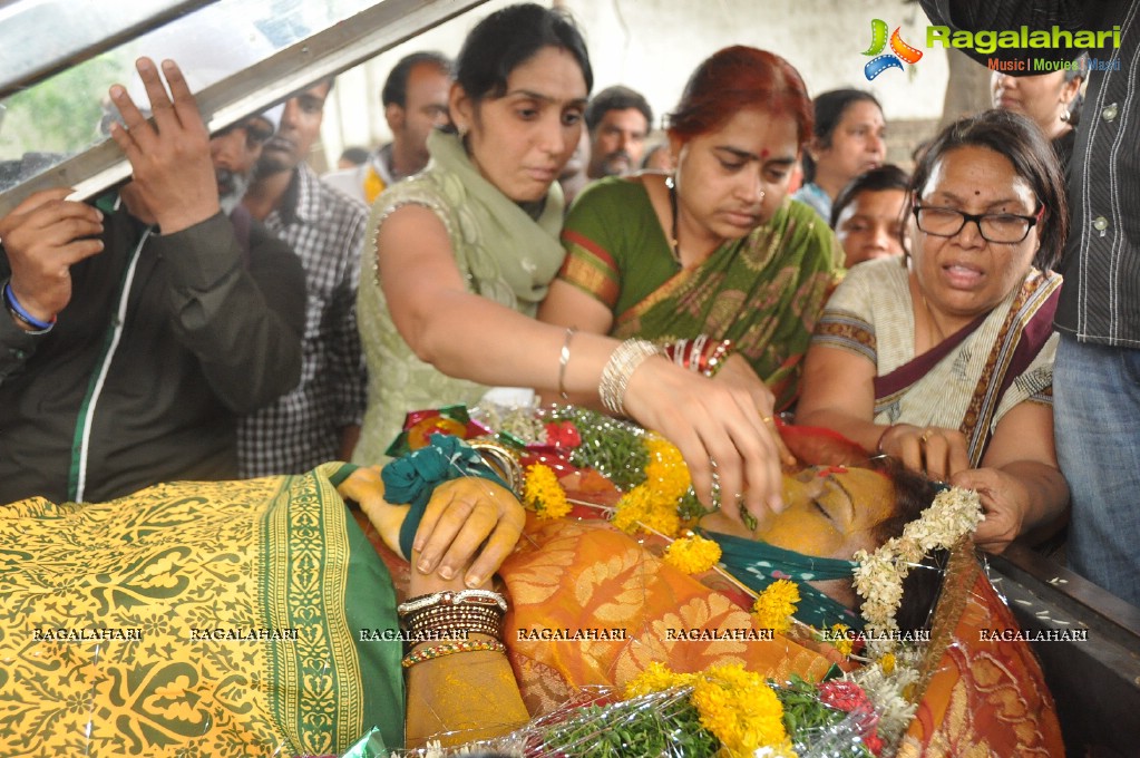 Celebs pay tribute to Telangana Shakuntala