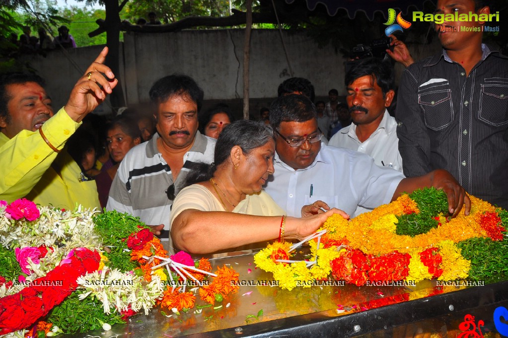 Celebs pay tribute to Telangana Shakuntala