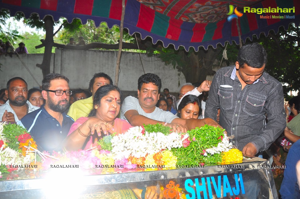 Celebs pay tribute to Telangana Shakuntala