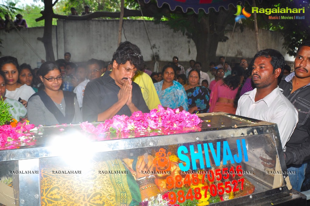 Celebs pay tribute to Telangana Shakuntala