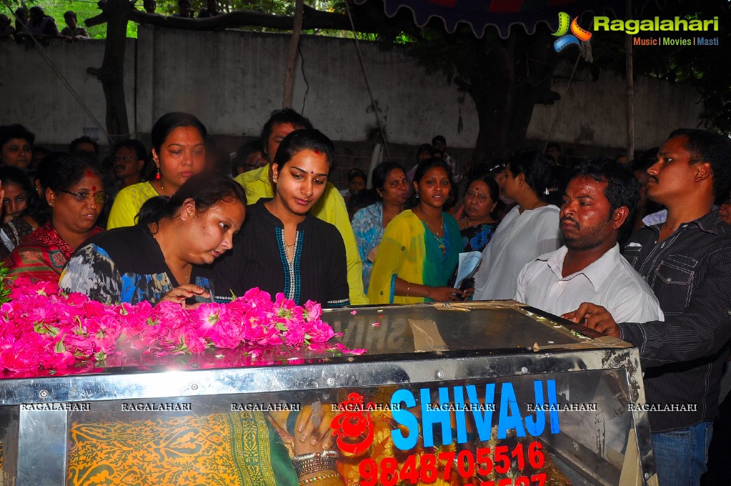 Celebs pay tribute to Telangana Shakuntala