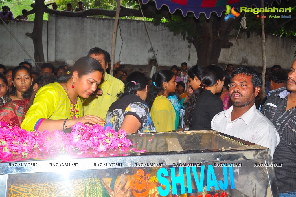 Celebs pay tribute to Telangana Shakuntala