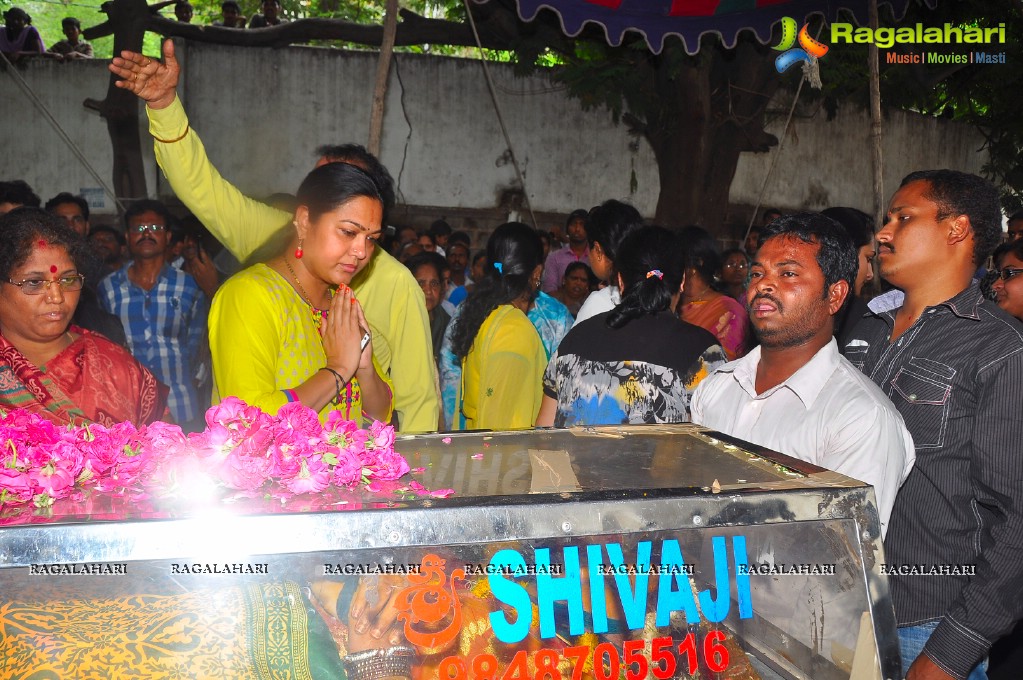 Celebs pay tribute to Telangana Shakuntala