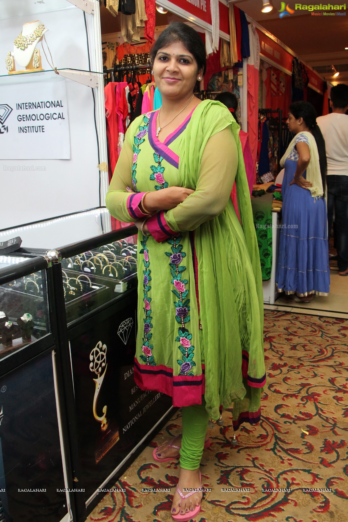 Shilpi Sharma launches D'sire Designer Exhibition, Hyderabad