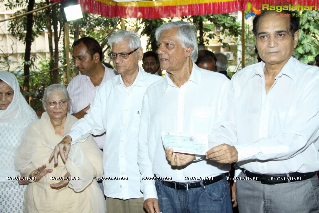 Mehboob Khan Family presents 10 Lakhs Cheque to FWICE, Mumbai