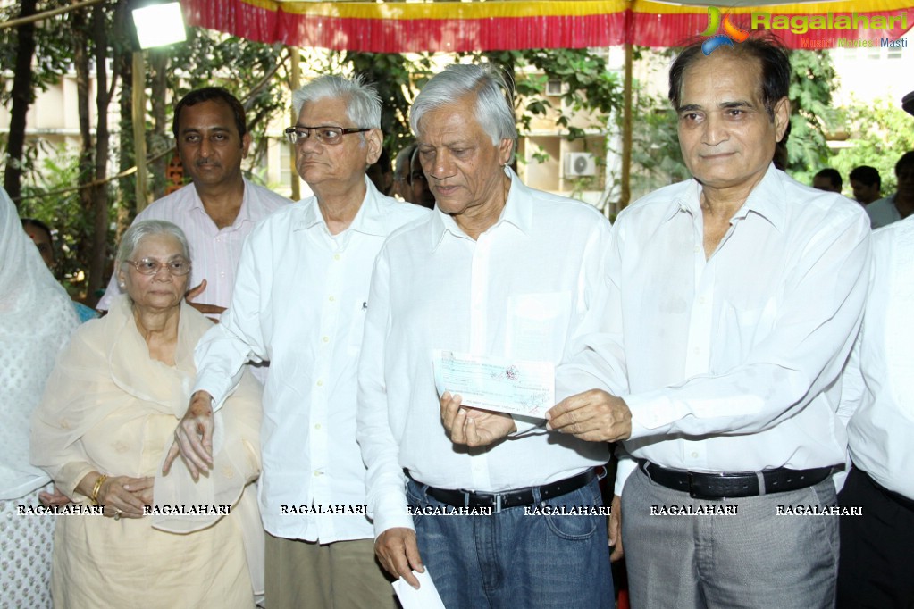 Mehboob Khan Family presents 10 Lakhs Cheque to FWICE, Mumbai