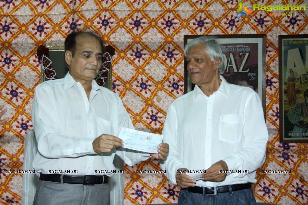 Mehboob Khan Family presents 10 Lakhs Cheque to FWICE, Mumbai