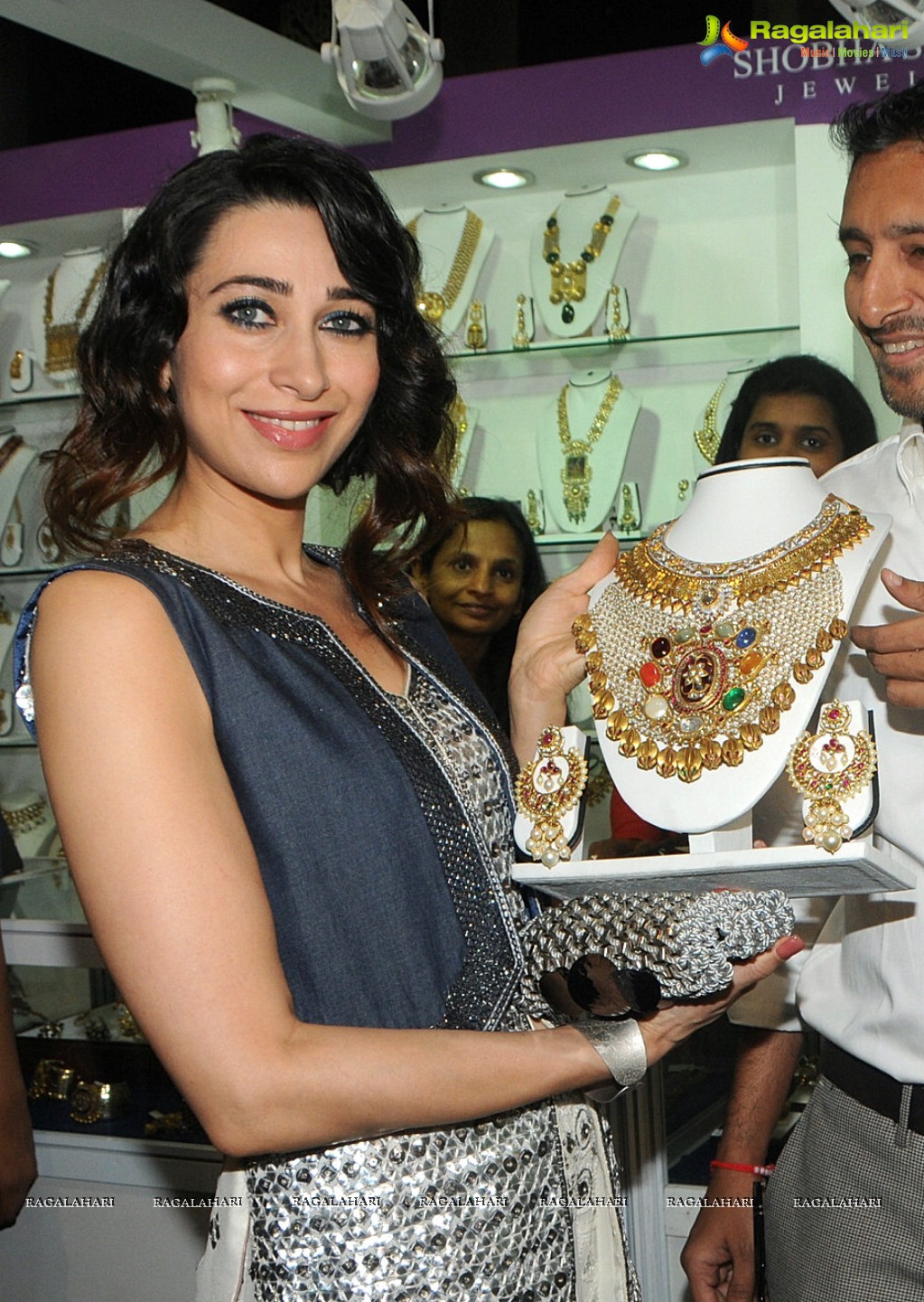 Karisma Kapoor inaugurates Glamour Jewellery Exhibition 2014