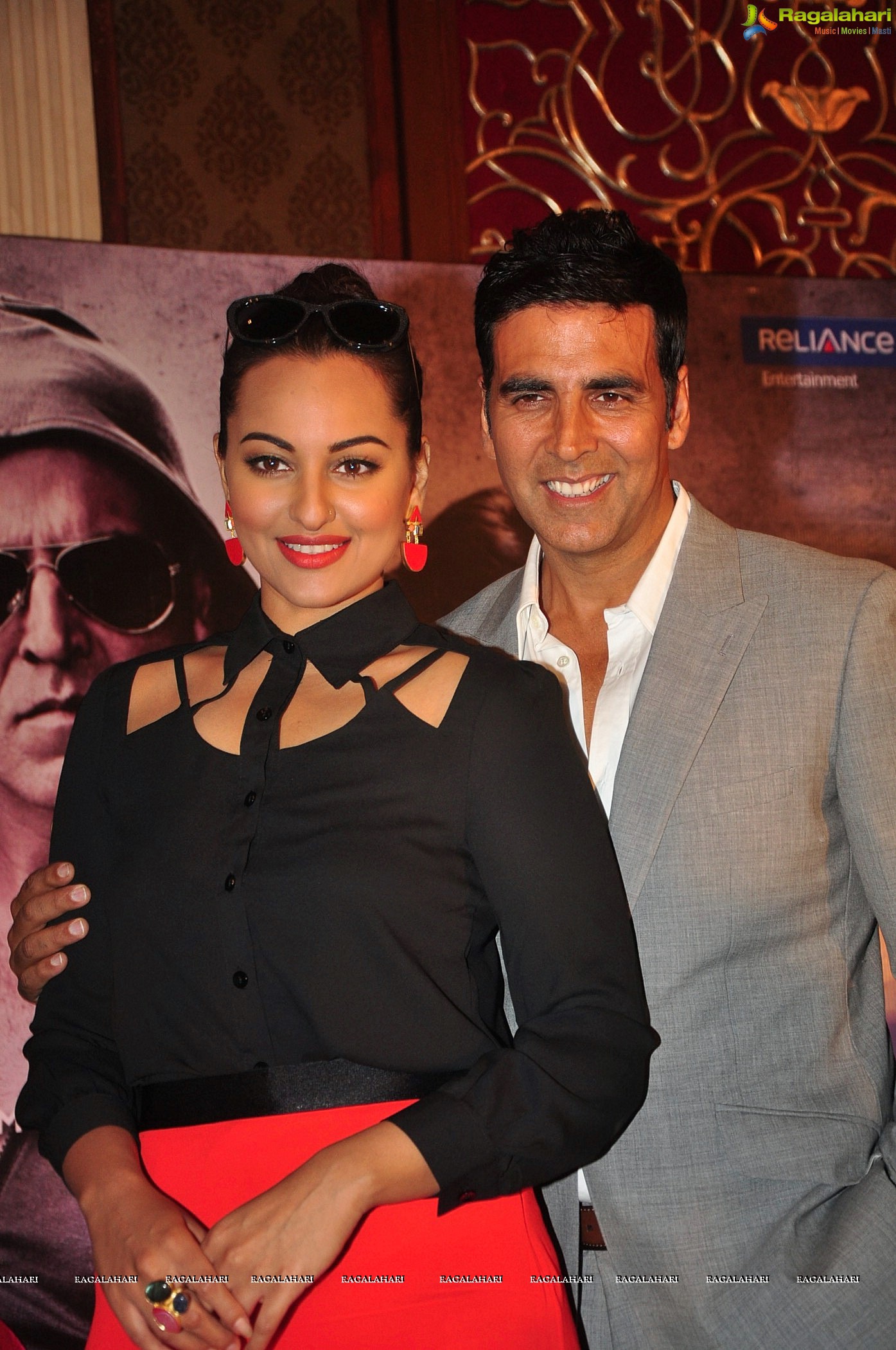 Akshay Kumar, Sonakshi Sinha promote 'Holiday' in Mumbai