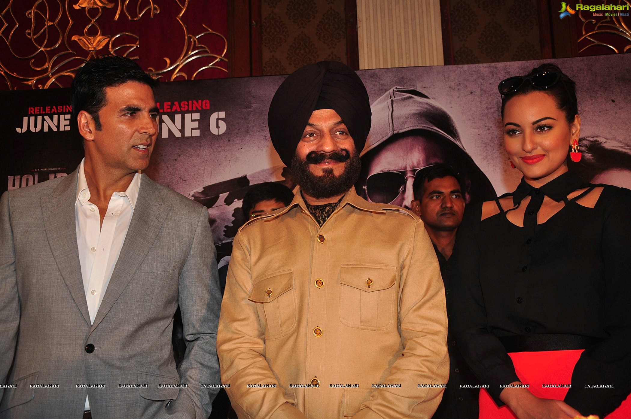 Akshay Kumar, Sonakshi Sinha promote 'Holiday' in Mumbai