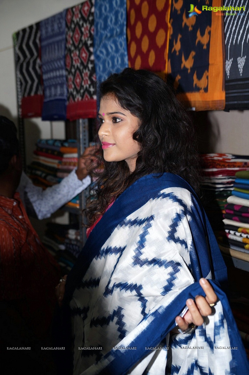 Tollywood Actress Bhargavi inaugurated Pochampally IKAT Art Mela at Kakinada