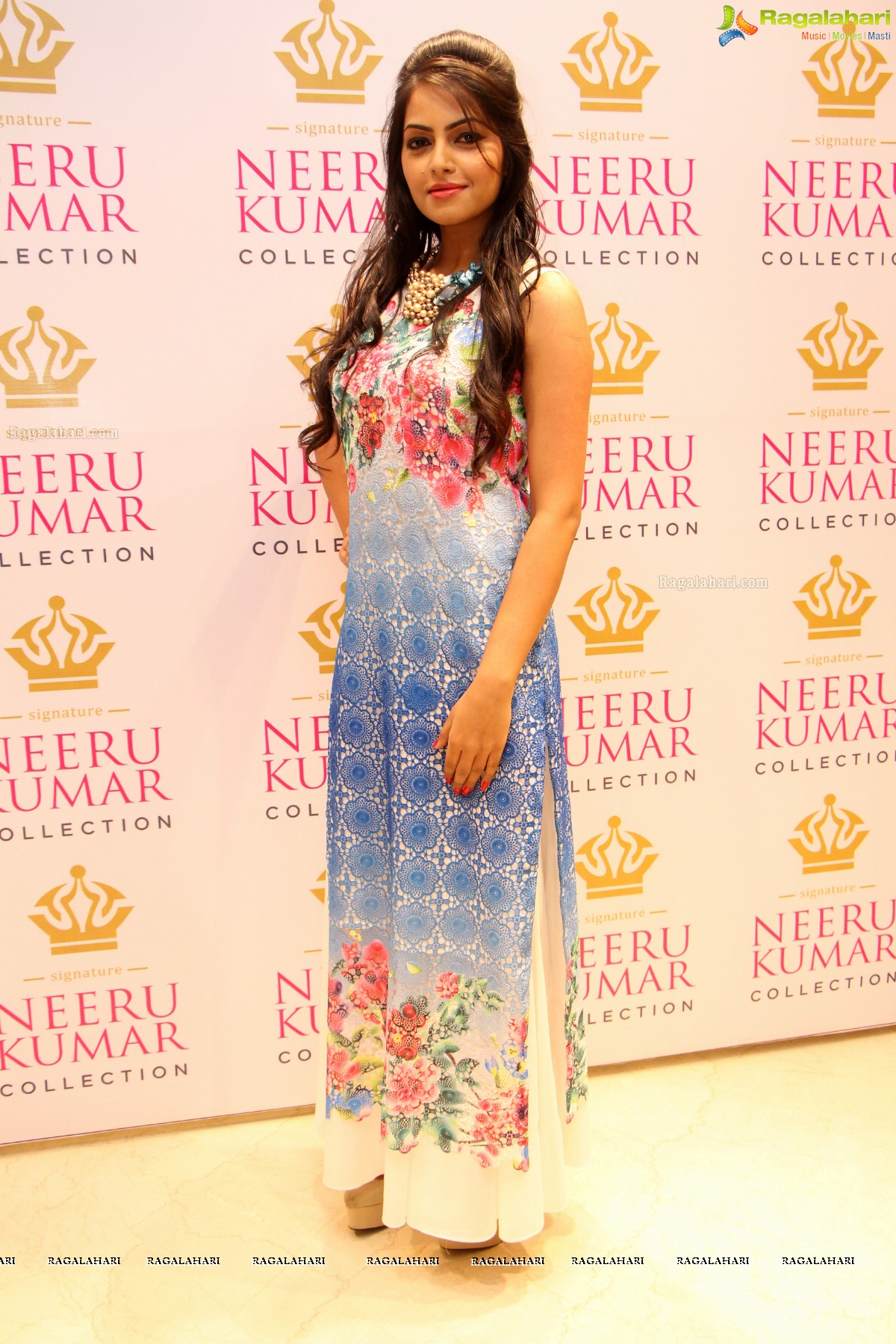 Neeru Kumar Collection Launch by Karisma Kapoor at Neeru's Emporio