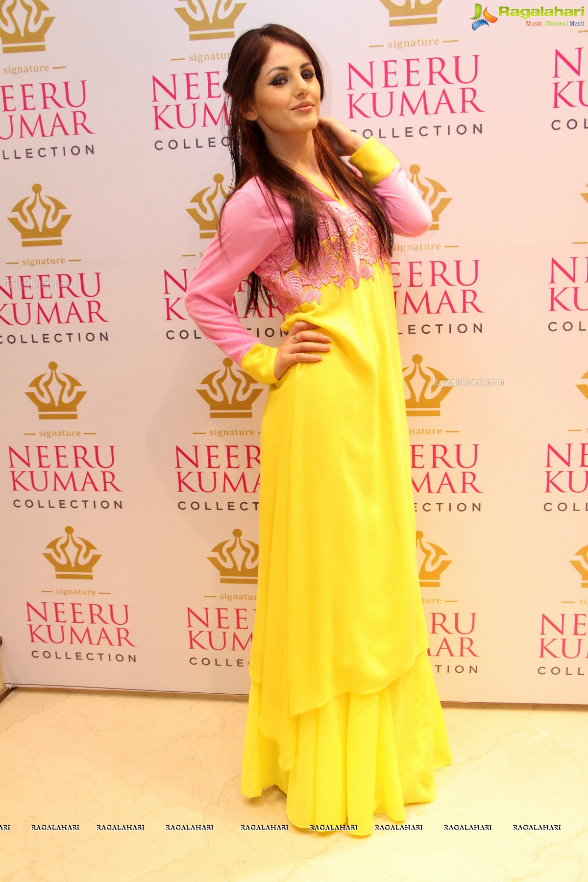 Neeru Kumar Collection Launch by Karisma Kapoor at Neeru's Emporio