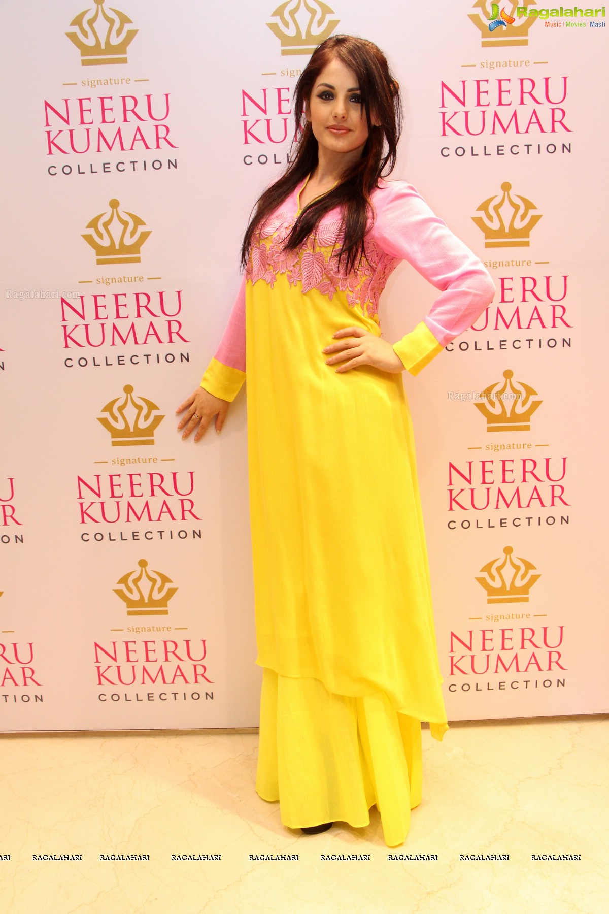 Neeru Kumar Collection Launch by Karisma Kapoor at Neeru's Emporio