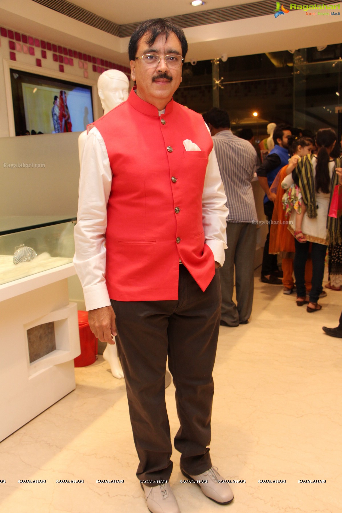 Neeru Kumar Collection Launch by Karisma Kapoor at Neeru's Emporio