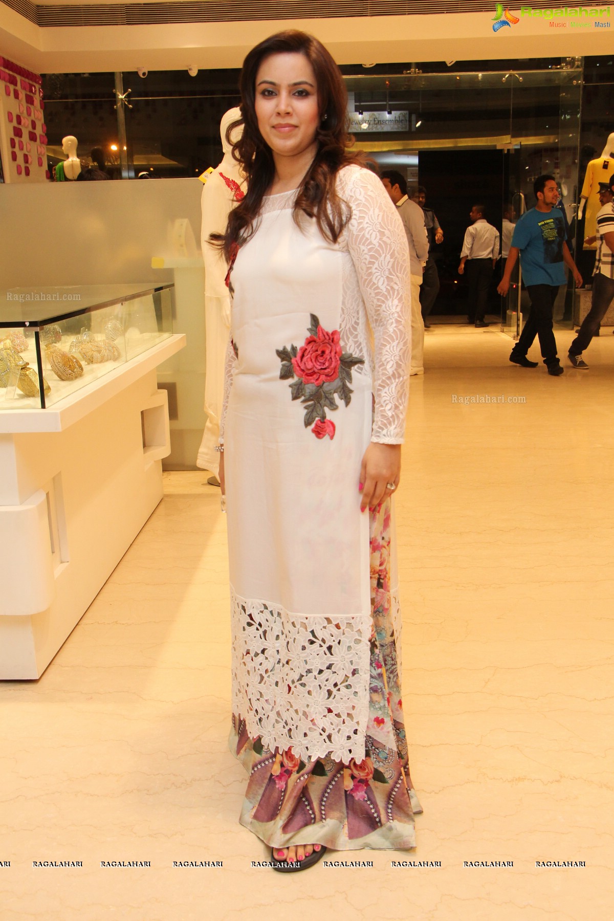 Neeru Kumar Collection Launch by Karisma Kapoor at Neeru's Emporio