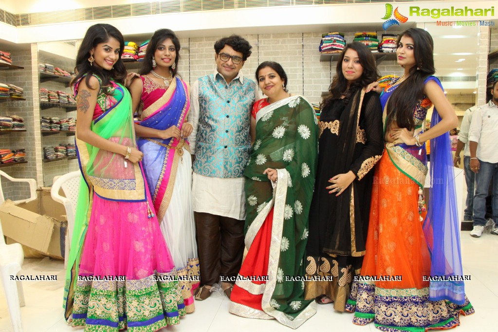 Anjali inaugurates Priyanka Selections Showroom, Hyderabad