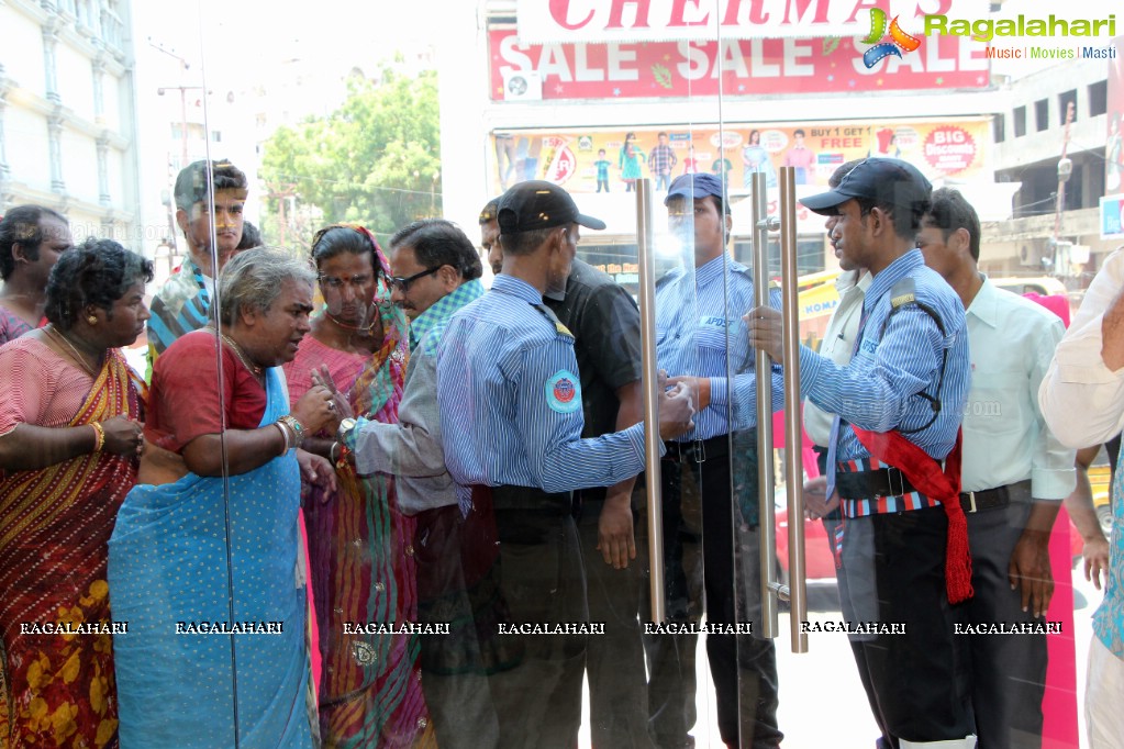 Anjali inaugurates Priyanka Selections Showroom, Hyderabad