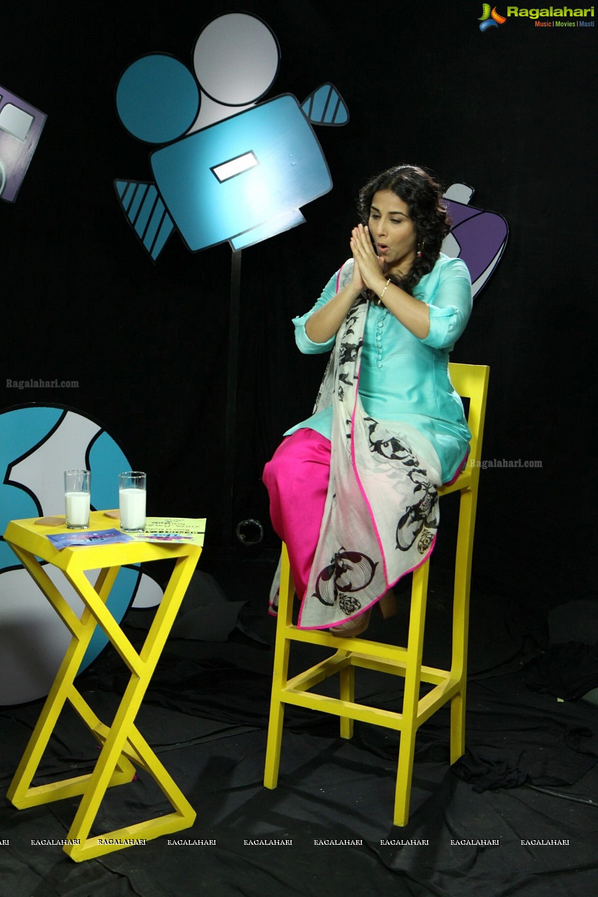 Vidya Balan promotes Bobby Jasoos on the sets of Disney Show Captain Tiao