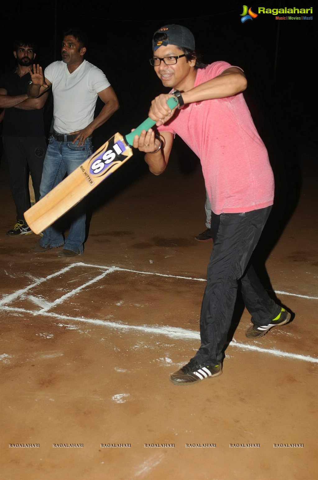 'Desi Kattey' Movie Team Play Stress Buster Warm Up Cricket Match