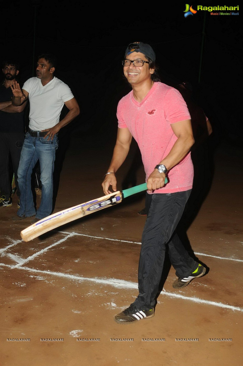 'Desi Kattey' Movie Team Play Stress Buster Warm Up Cricket Match