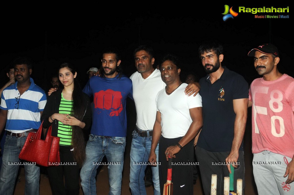 'Desi Kattey' Movie Team Play Stress Buster Warm Up Cricket Match