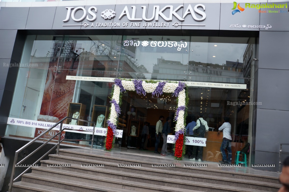 Dia Mirza launches Platinum Evara at Jos Alukkas