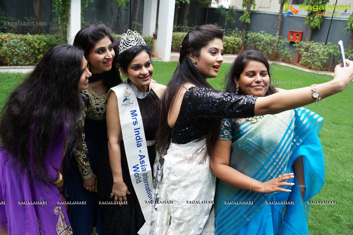 Mrs Telangana 2015 Curtain Raiser