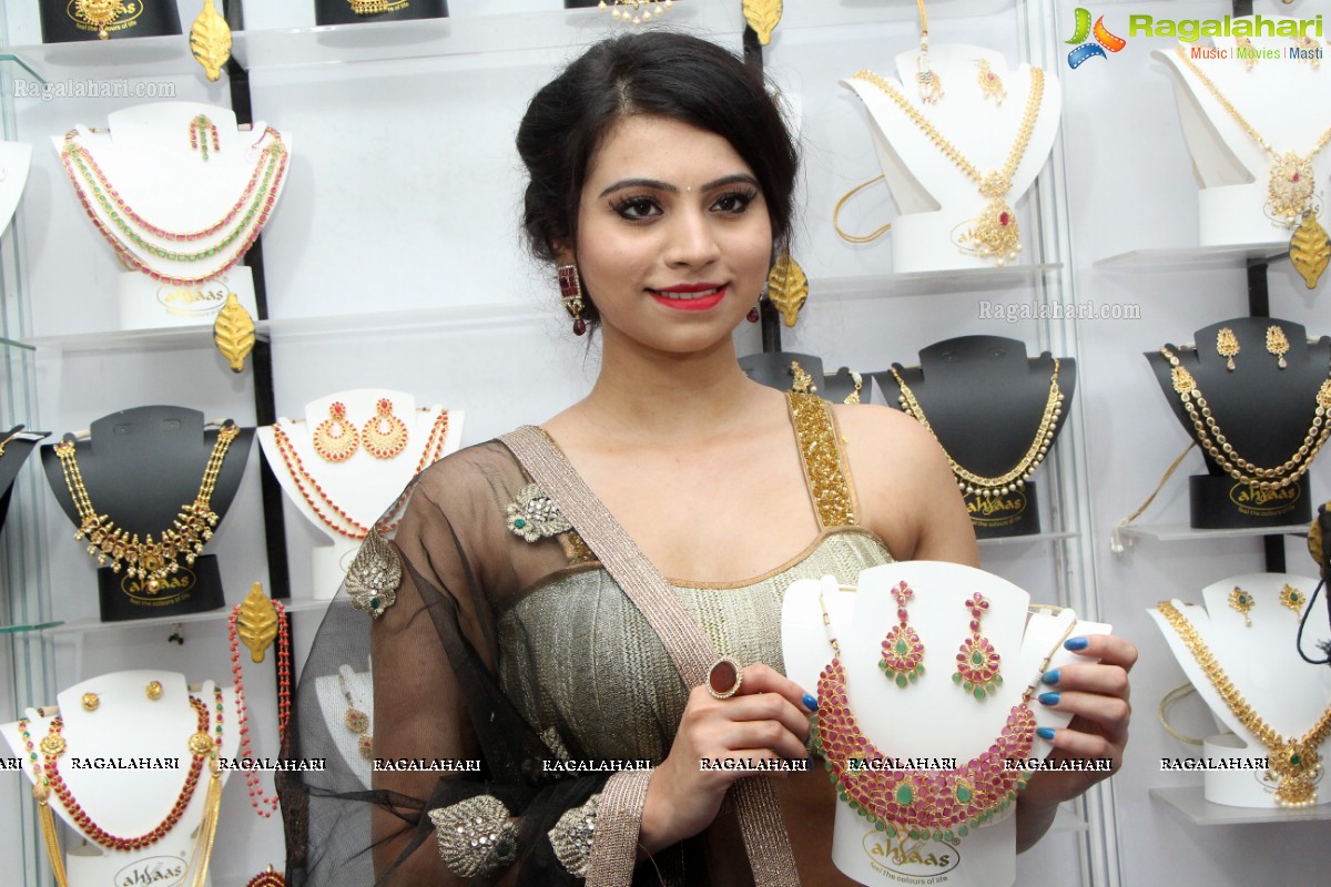 Priyanka Ramana inaugurates National Silk Expo at Satya Sai Nigamagamam, Hyderabad