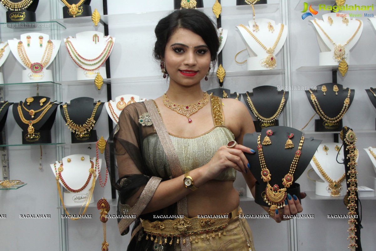 Priyanka Ramana inaugurates National Silk Expo at Satya Sai Nigamagamam, Hyderabad