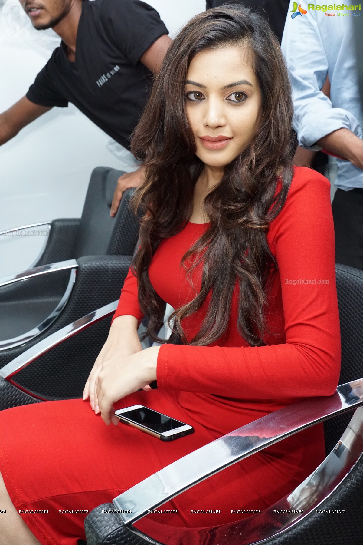 Diksha Panth launches Paris De Salon at Road No: 3, Banjara Hills, Hyderabad