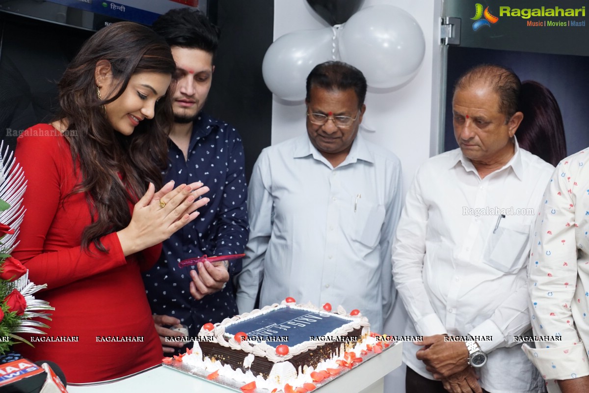 Diksha Panth launches Paris De Salon at Road No: 3, Banjara Hills, Hyderabad