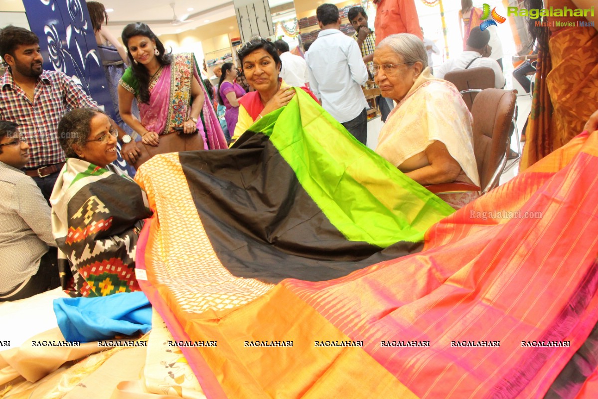 Sri Avanthi Silks Launch by Heroine Sravya