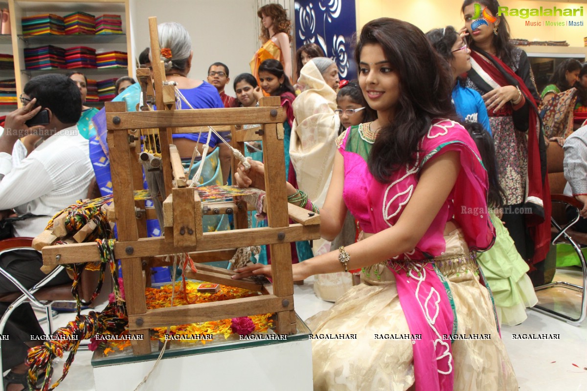 Sri Avanthi Silks Launch by Heroine Sravya