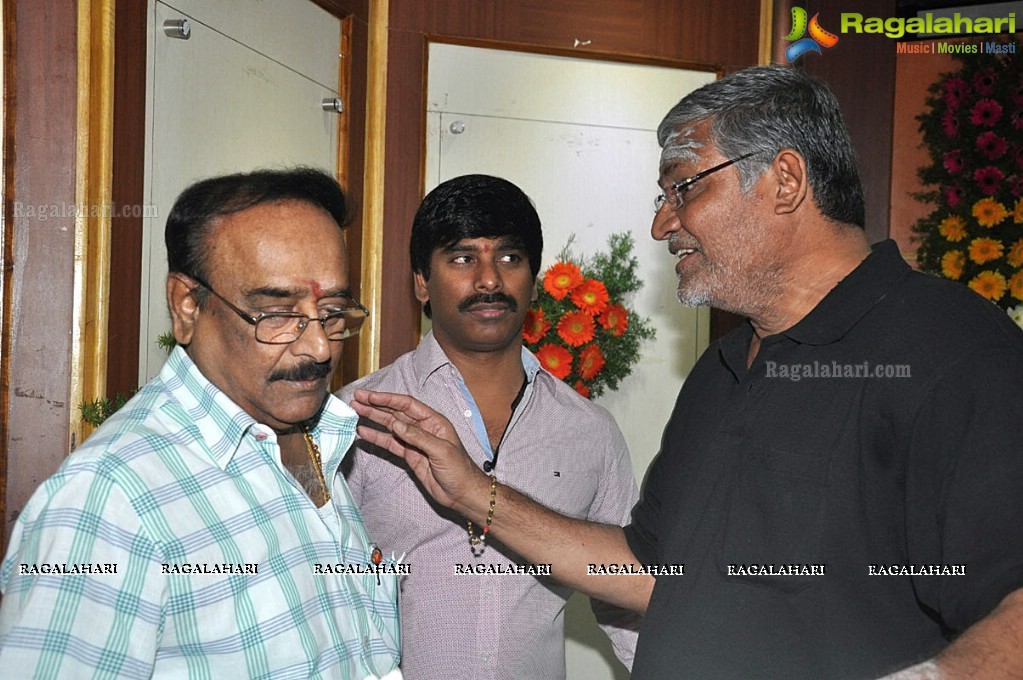 Felicitation to Jamuna and Kaikala Satyanarayana by MAA