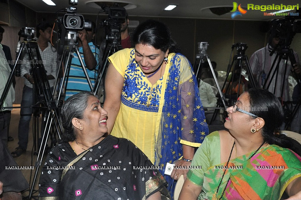 Felicitation to Jamuna and Kaikala Satyanarayana by MAA