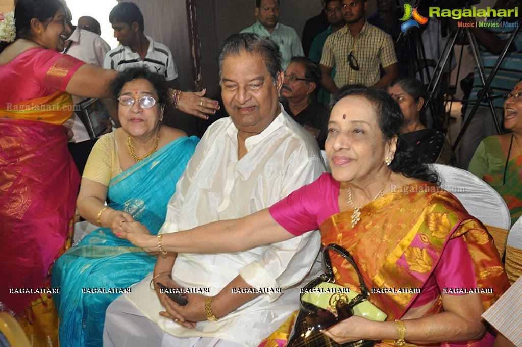 Felicitation to Jamuna and Kaikala Satyanarayana by MAA