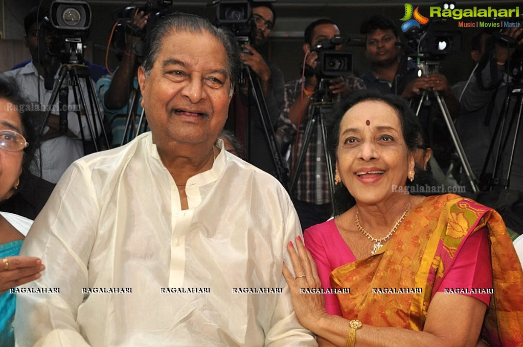 Felicitation to Jamuna and Kaikala Satyanarayana by MAA