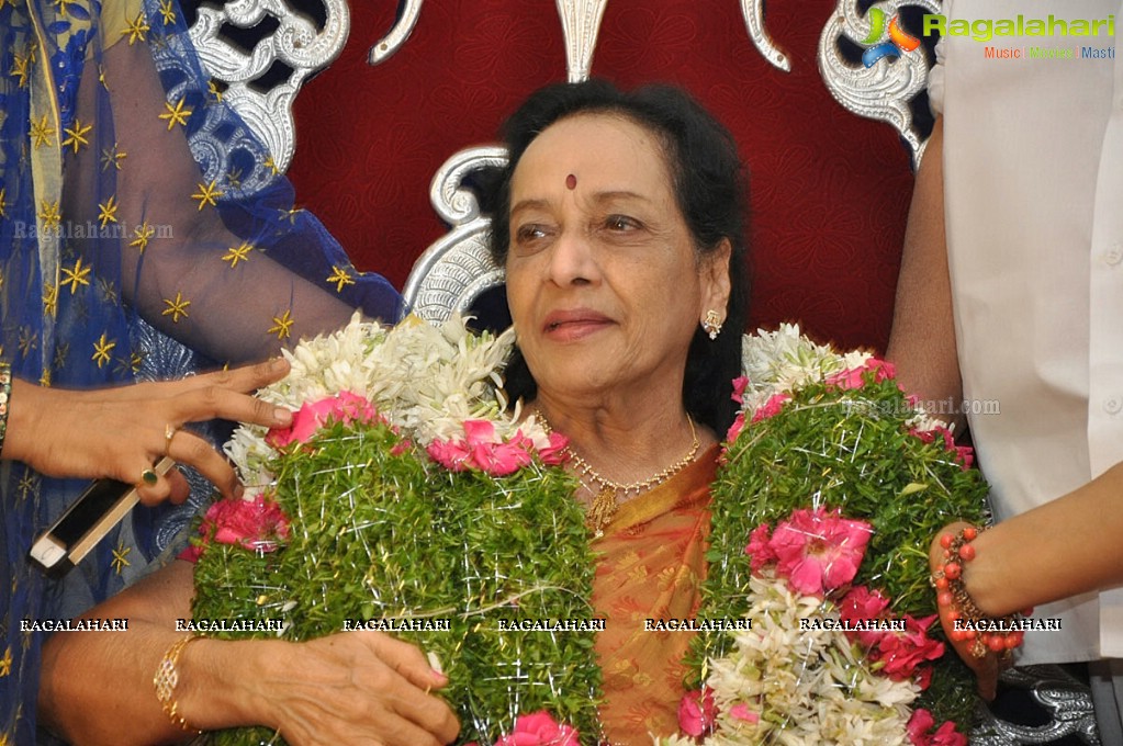 Felicitation to Jamuna and Kaikala Satyanarayana by MAA