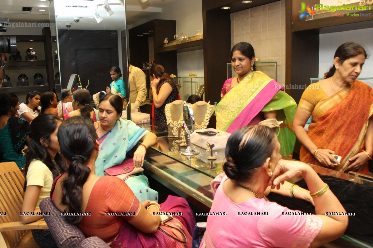 Payal Ghosh launches Hiya Exquisite Diamond Jewellery Exhibition at Hiya Jewellery