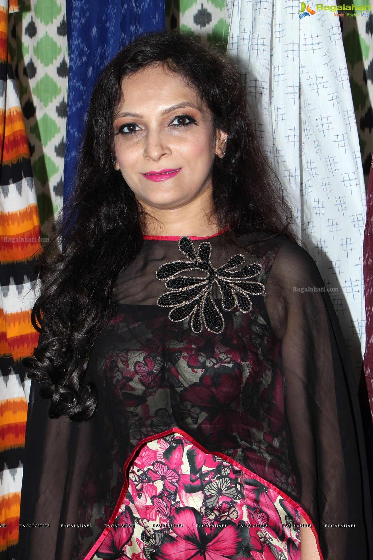 Karunya and Socialite Bina Mehta launches Pochampally IKAT Art Mela at Y.W.C.A, Secunderabad