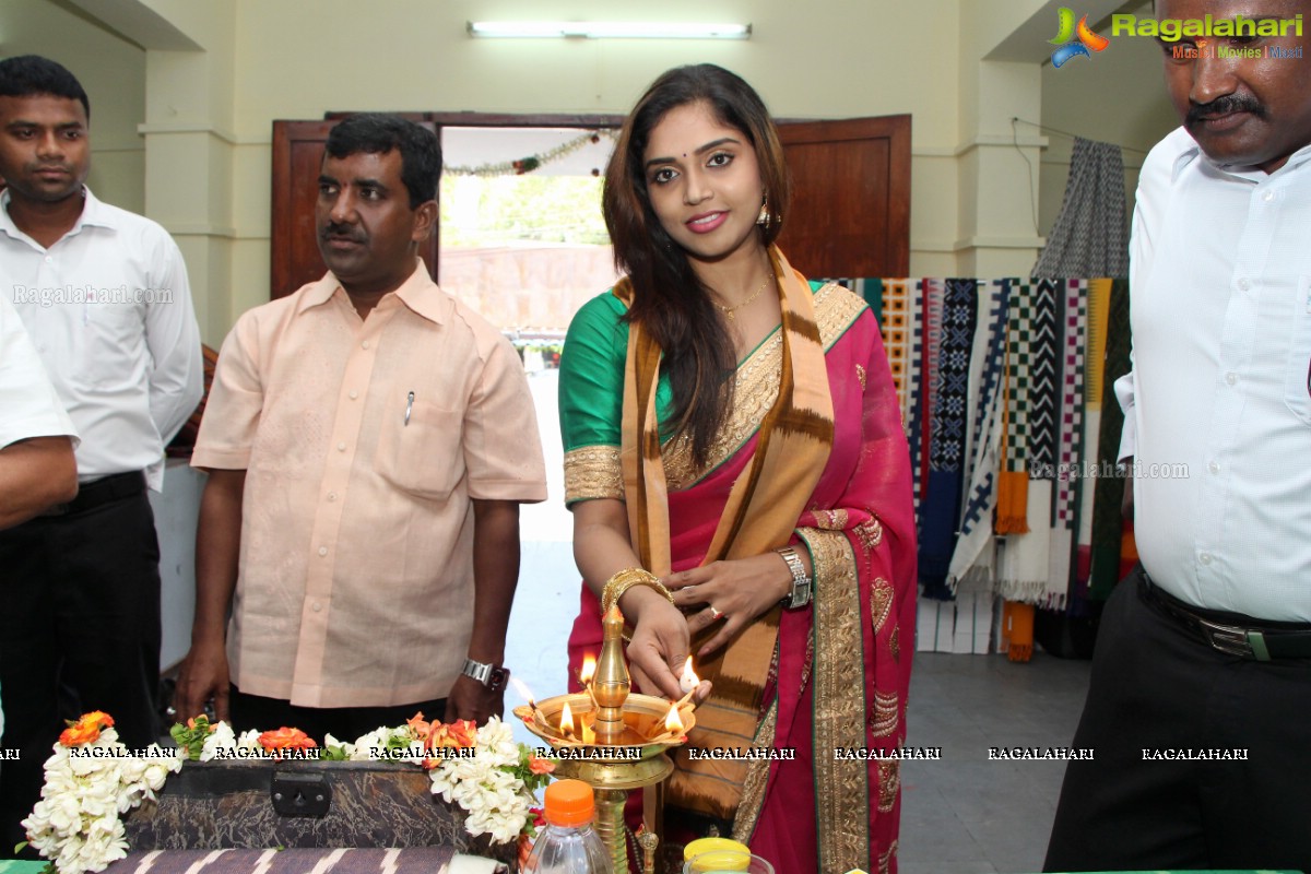 Karunya and Socialite Bina Mehta launches Pochampally IKAT Art Mela at Y.W.C.A, Secunderabad